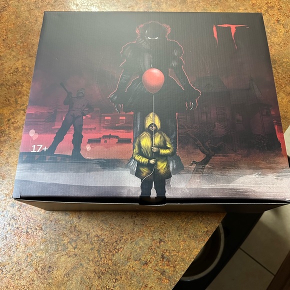 HALLOWEEN 2024 BRAND NEW CROCS PENNYWISE. IT!!! Size 11 Men’s - Picture 4 of 4